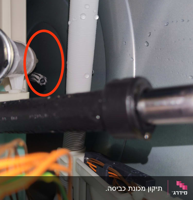 חוטים צבעוניים ומחברים בתוך מכשיר חשמלי